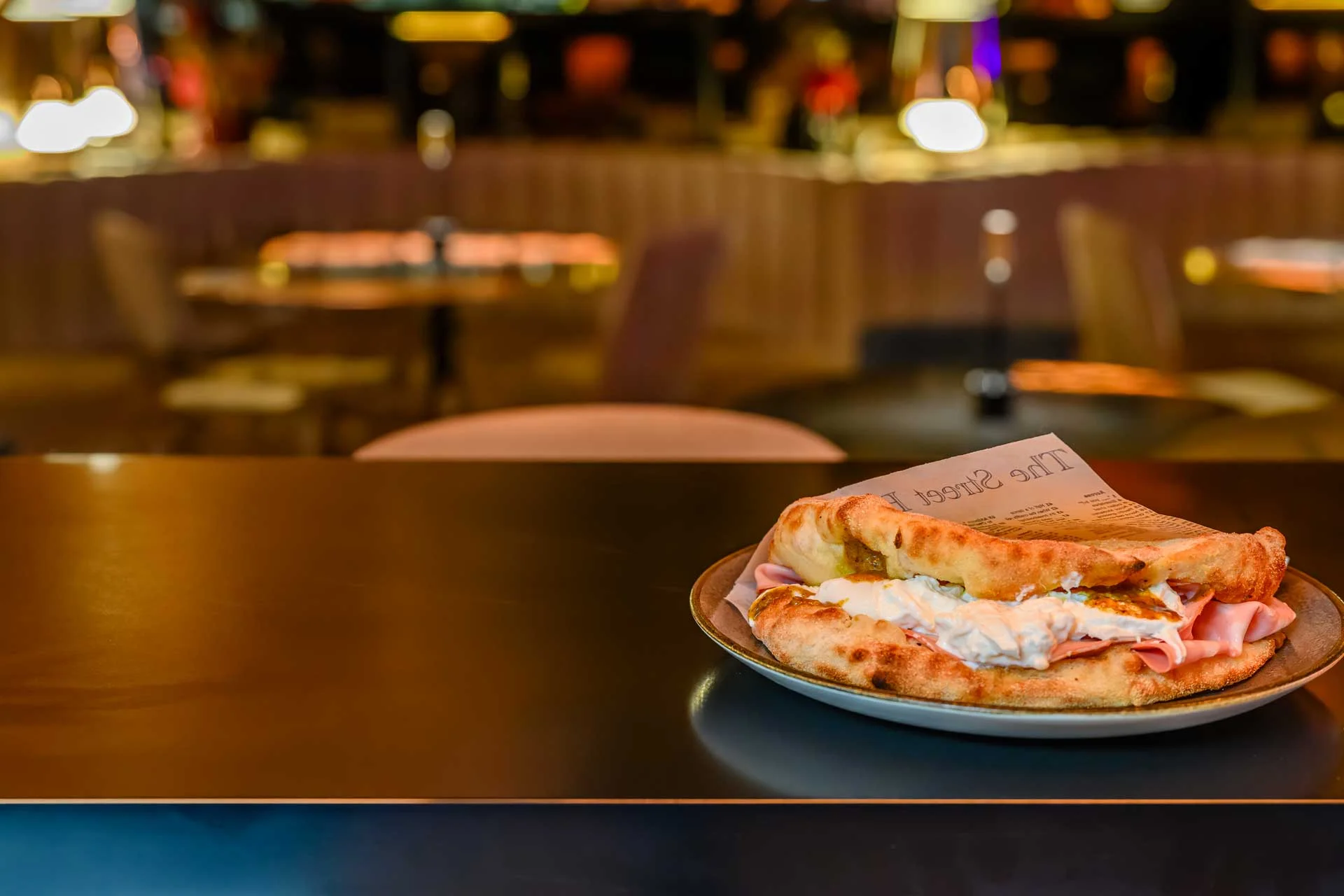 Vitos-Bar-Friedrichshafen-Cocktailbar-Aperobar-Weinbar-Paninibar-KDS_5363-Pizzasandwich-1920px